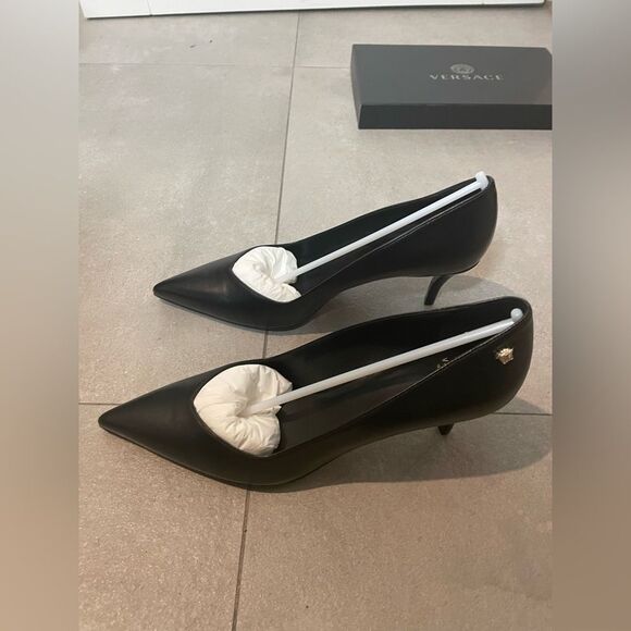 2 Item Bundle - Versace Pumps - sz 7.5 - Black - Salvatore Ferragamo Sunglasses - Picture 9 of 15